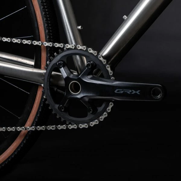 VELO GRAVEL TRIBAN GRVL 900 HOMME CADRE TITANE SHIMANO GRX – Image 4