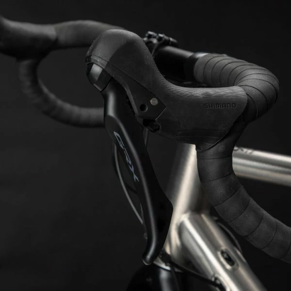 VELO TRIBAN GRAVEL GRVL 900 FEMME CADRE TITANE SHIMANO GRX – Image 5